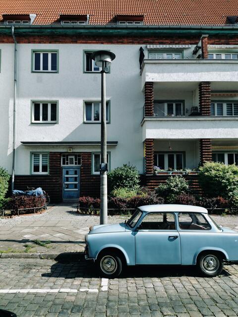 Der Trabbi symbolisiert die Fahrtradition in der ehemaligen DDR | Foto: Pexels / Marcus Lenk