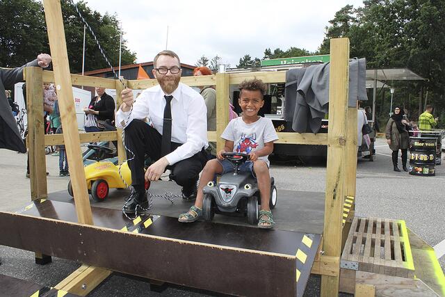 Elias (5) hatte sichtlich Spaß auf der selbstgebauten Bobbycar-Bahn von Oliver Meister