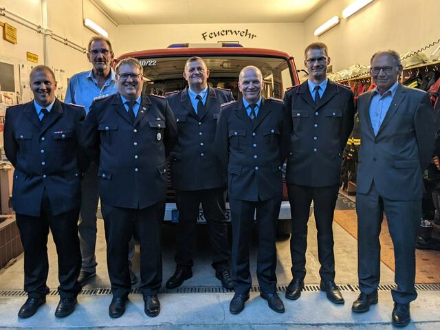 Ortsbrandmeister Jan Wülfken, Brackels Gemeindebürgermeister Dirk Schierhorn, Gemeindebrandmeister Arne Behrens, Goran Stanojevic, Frank Zander, Lars Gödeke und 1. stv. Samtgemeinde-Bürgermeister Günter Rühe
 | Foto: Pressestelle Feuerwehr Samtgemeinde Hanstedt