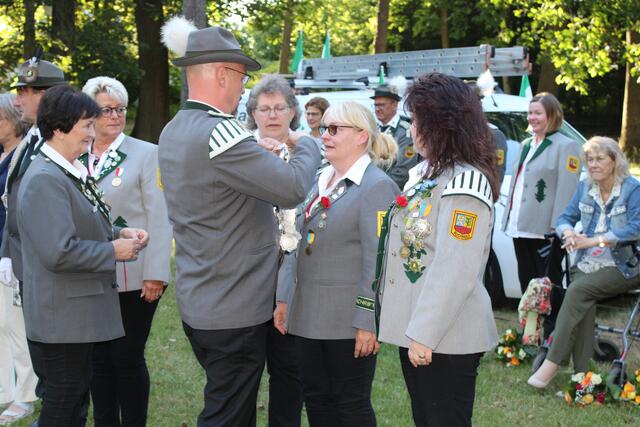 01-Vorstandsmitglied Thomas Weseloh legte der neuen Damenkönigin Andrea Peter die Insignien an