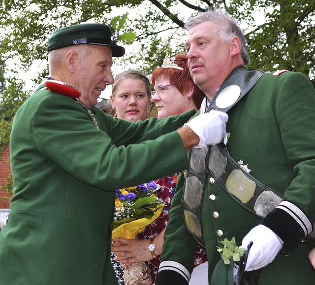Oberleutnant Wilhelm Kramer (li.) legte Hans-Joachim Kröger 2019 die Königskette um | Foto: bim