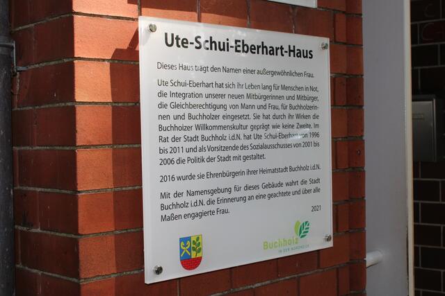 Eine Tafel erinnert an das Wirken von Ute Schui-Eberhart
