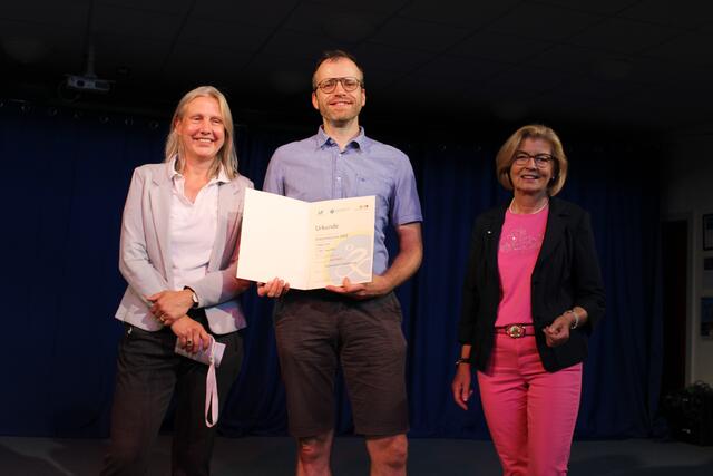 Freude über die Bronze-Auszeichnung für die Teilnahme am "Stadtradeln" (v. li.): Gymnasiums-Leiterin Dorit von Hoerschelmann, Gerald Konetzki, Leiter der schuleigenen Fahrrad-AG, und stellvertretende Samtgemeinde-Bürgermeisterin Christiane Oertzen | Foto: ce
