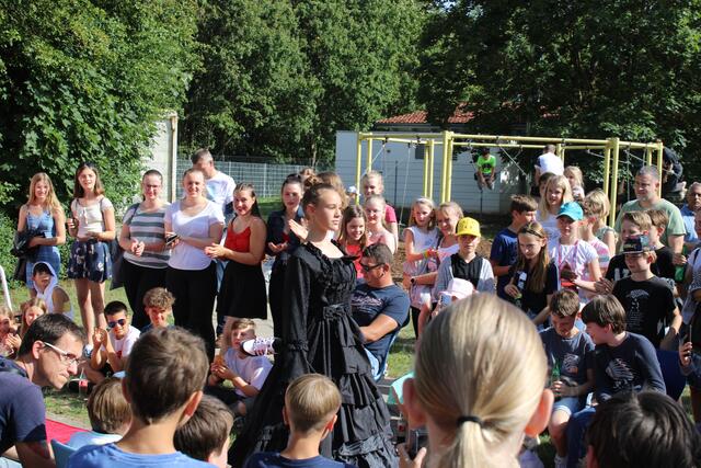 Auch die zum Teil historisch angehauchte Modenschau fand großen Anklang | Foto: ce