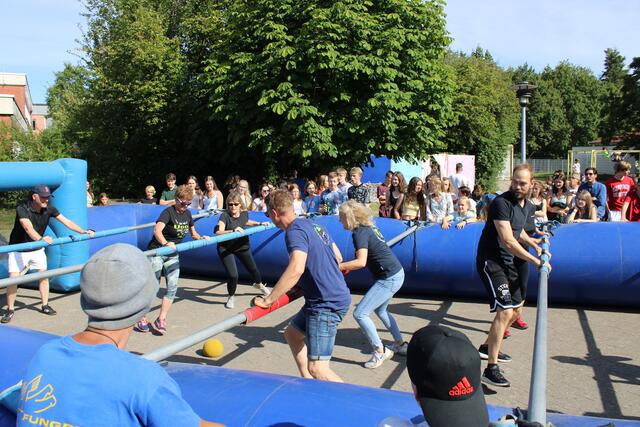 Beim Menschenkicker auf dem Sommerfest traten auch Lehrer und Eltern gegeneinander an | Foto: ce