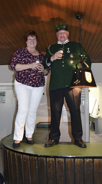 Das Königspaar Hans-Joachim und Barbara Kröger wurde 2019 auf den alten Tresen gehoben | Foto: bim