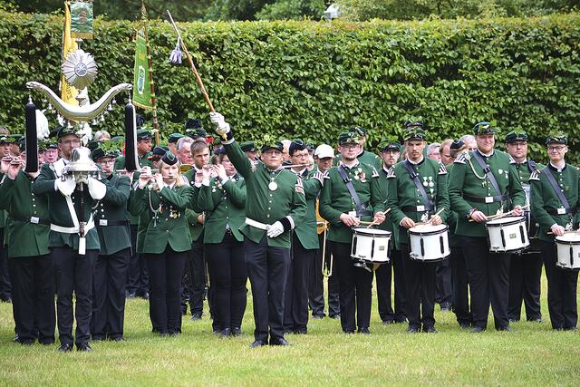 Der Schützenverein Tostedt ist bekannt für seine Parade, angeführt vom Spielmannszug | Foto: bim
