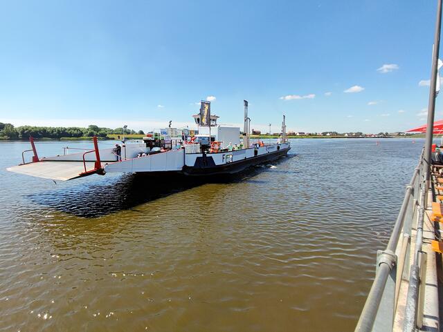 3 - Mit der Elbfähre Hoopte-Zollenspieker setzt man rüber ans andere Ufer, wo die Radtour auf Hamburger Seite weitergeht. Beide Seiten des Anlegers gelten als beliebter Treffpunkt von Motorradfahrern. Für den kleinen Hunger stehen dort Imbissbuden bereit. | Foto: thl