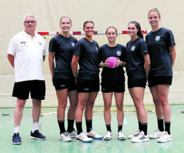 Cheftrainer Dirk Leun mit den Neuzugängen (v.li.) Marie Andresen, Maj Nielsen, Sinah Hagen, Magda Kašpárková und Cara Hartstock | Foto: Dieter Lange