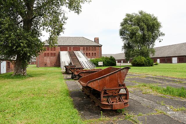 4 - Auf der Tour kann man einen kurzen Abstecher zur KZ-Gedenkstätte in Neuengamme machen. Sie erinnert am Ort des ehemaligen Konzentrationslagers Neuengamme in Hamburg an die mehr als 100.000 Opfer des Nationalsozialismus, die hier zwischen 1938 und 1945 inhaftiert waren und von denen 50.000 starben. | Foto: Alexander Glaue