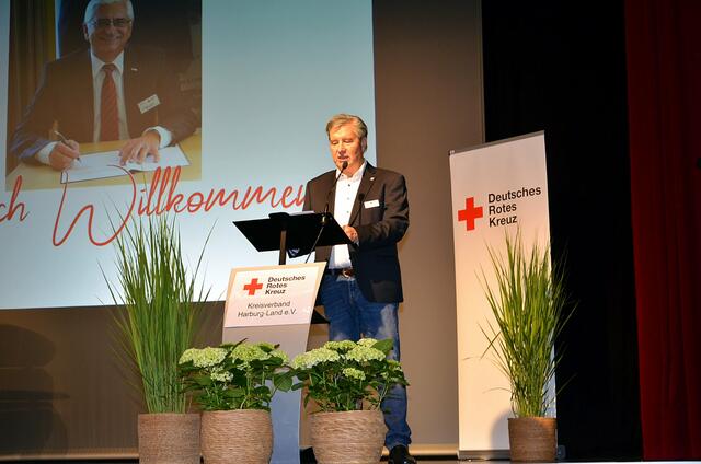 Norbert Böttcher, Präsident des DRK-Kreisverbandes, zählte die wichtigsten Erfolge aus Roger Grewes Amtszeit auf | Foto: DRK-Kreisverband