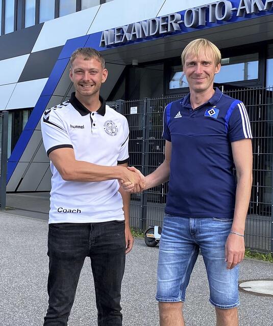 Christian Rohrer (li.) vom BFC-Vorstand und Sebastian Schmidt, sportlicher Leiter im Grundlagen- und Aufbaubereich des HSV | Foto: BFC
