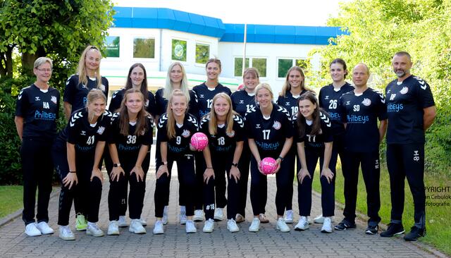 Das neu formierte Team der Handball-Luchse mit (hintere Reihe v.li.). Co-Trainerin Heike Axmann, Torwart-Trainerin Tina Lindemann, Svea Geist, Finja Harms, Danique Trooster (Neuzugang vom SV Werder Bremen), Sarah Lamp, Cara Reiche (Neuzugang von der HSG Blomberg-Lippe), Jule Meisner (Neuzugang von Henstedt-Ulzburg), Geschäftsführer Sven Dubau und Chef-Trainer Dubravko Prelcec, sowie (vorne v.li.): Wiebke Meyer (Neuzugang von HC Leipzig), Luisa Hinrichs (Neuzugang vom Buxtehuder SV), Marthe Nicolai, Antonia Pieszkalla, Levke Kretschmann (Neuzugang vom MTV Heide) und Anna Ansorge aus der eigenen Zweiten der Luchse | Foto: cc