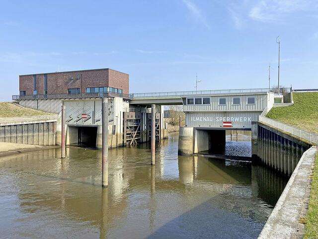 2 - Das Ilmenau-Sperrwerk ist Teil eines Hochwasserschutzkonzeptes an der von den Gezeiten beeinflussten Unterelbe von der Staustufe Geesthacht bis zur Mündung des Flusses in die Nordsee, das infolge der schweren Sturmflut im Februar 1962 entwickelt wurde. | Foto: thl