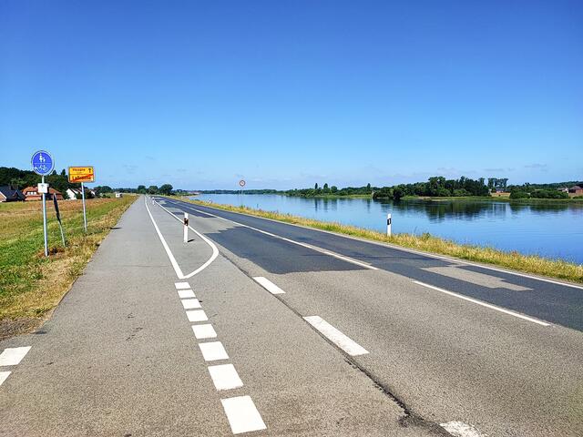 1 - Dort, wo die Laßrönner Dorfstraße in die Elbuferstraße übergeht, finden Ausflügler einen großen Parkplatz, um ihr Auto abzustellen und aufs Rad umzusteigen. Hier beginnt und endet die Tour. Gegenüber des Platzes liegt am Fuß des Deiches ein großer Spielplatz, auf dem es auch eine Grillhütte gibt - für einen perfekten Abschluss der Familientour. | Foto: thl