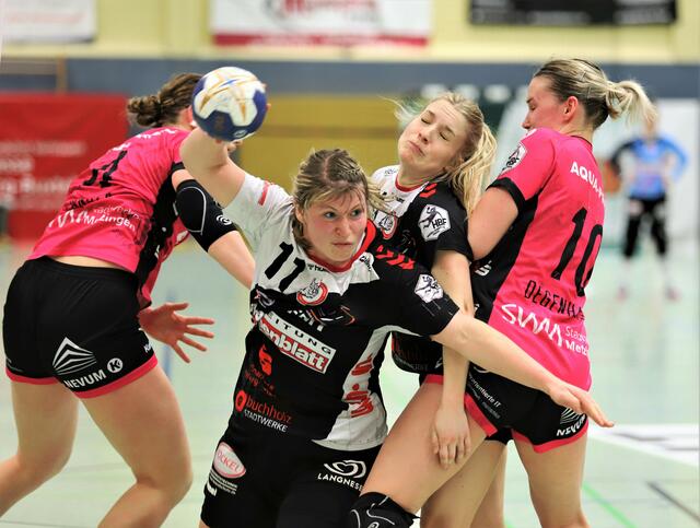 Auch Top-Spielerin Sarah Lamp (am Ball im Heimspiel gegen Metzingen) bleibt den "Luchsen" weiter treu | Foto: cc