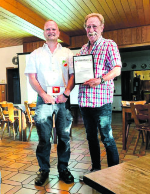MGV-Vorsitzender Fritjof Kahle (li.) zeichnet Gerd Ehresmann aus | Foto: Jürgen Persiel