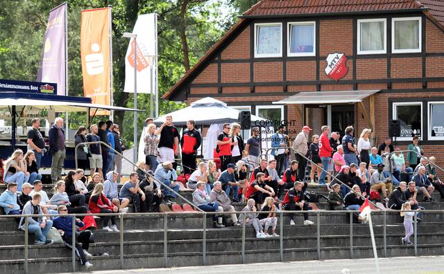 Auch zum Endspiel hatten sich zahlreiche Fußballfreunde auf der Zuschauertribüne in Hanstedt eingefunden | Foto: cc