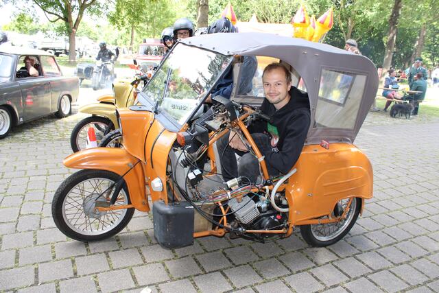 Ein echter Hingucker: Lukas Laboga aus Asendorf in einem "Brandis Duo"-Krankenfahrzeug aus der ehemaligen DDR | Foto: ce
