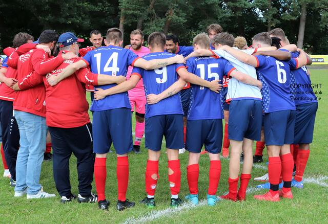 Jubeltraube des Team der SG Salzhausen-Garlstorf nach dem 2:1-Finalsieg gegen MTV Brackel | Foto: cc