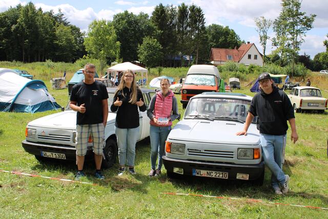 Passionierte Trabbi- und Wartburg-Fans (v. li.): Stefan Rudat aus Otter sowie Nele, Nadine und Christian Clasen aus Winsen | Foto: ce