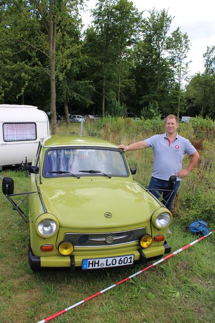 Mit seinem panamagrünen Trabant 601: Andy Lorengel vom veranstaltenden Verein "Ostschrott Kollektiv" | Foto: ce