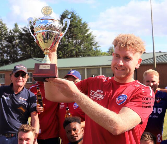 Kapitän Lars Bergmann nahm die Trophäe für die SG Salzhausen-Garlstorf in Empfang | Foto: cc