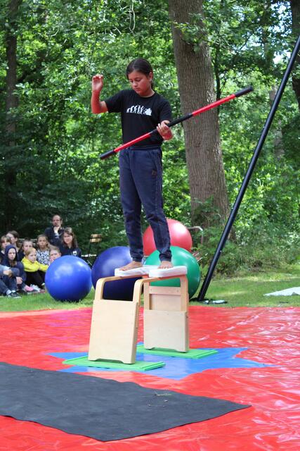 Auf die Stab-Performance folgte ein Schulterstand | Foto: pm