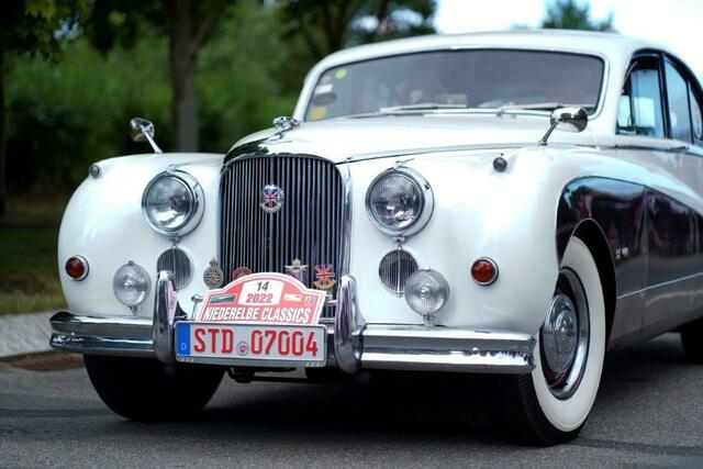 Ein echter Hingucker ist dieser Jaguar Baujahr 1961, gefahren von Uwe und Hannelore Albrecht | Foto: Sophie Freudenberg