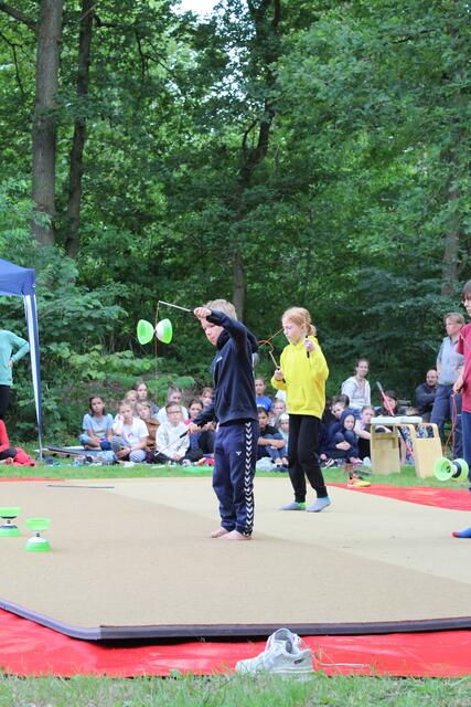 Die Jungen lassen die Diabolos tanzen | Foto: pm