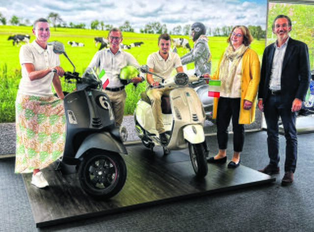Bei der Eröffnung (v.li.): Julia Riethmüller (Leiterin Business Development), Geschäftsführer Oliver Bohn, Bennet Brunkhorst (Verkaufsberater Piaggio), Kerstin  Witte und Jan Rommel (beide Geschäftsführung) | Foto: Kuhn+Witte
