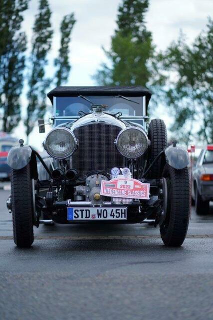 Das älteste Fahrzeug der Rallye: ein Bentley Baujahr 1931, gefahren von Claus Heinrich und Boike Rabe | Foto: Sophie Freudenberg