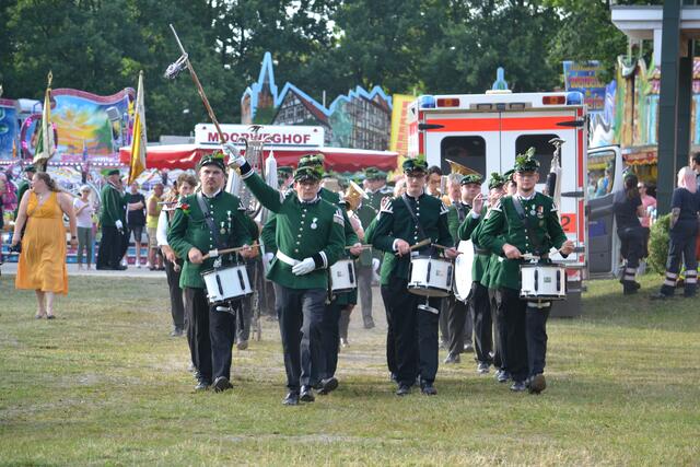 Der Tostedter Spielmannszug mit Tambourmajor Mark-Oliver Otto | Foto: bim