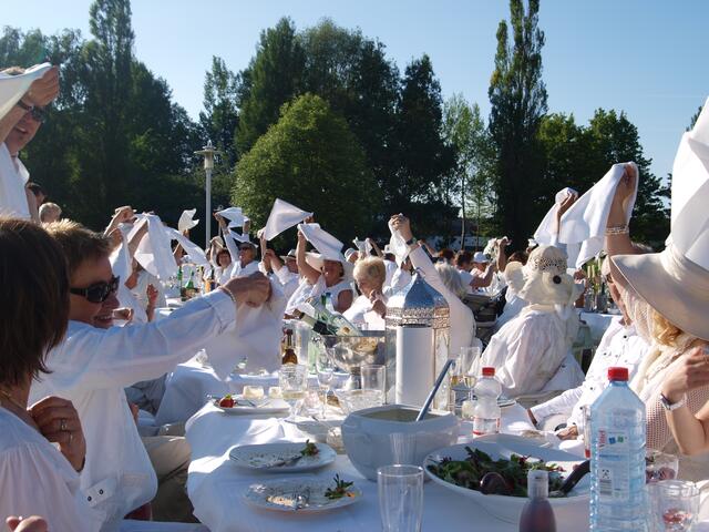 Gute Laune beim "Dîner en blanc" des Stadeum-Fördervereins | Foto: Stadeum
