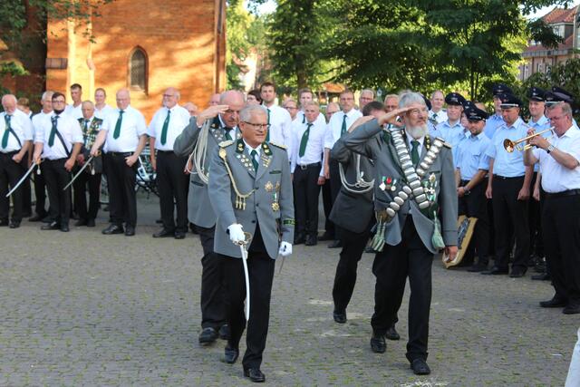 König Volker Tolzin (re.) bei der Abnahme