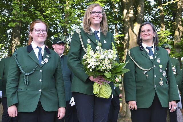 Damenkönigin Birte Schnabel (Mi.) mit ihren Begleiterinnen Laura Reinecke (li.) und Ivonn Goetsch | Foto: bim