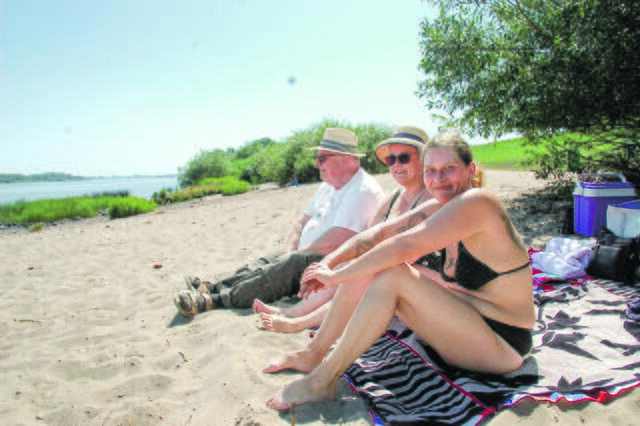 Krautsand war zu voll, Bassenfelth gesperrt - der Strandabschnitt in Wisch ist der Geheimtipp von Familie Staar aus Norderstedt und Nichte Clair (re.) aus Sittensen  Fotos: sla