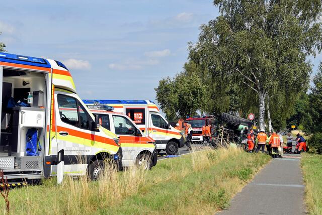 Rettungswagen und Feuerwehr am Einsatzort auf der K5 zwischen Eyendorf und Lübberstedt | Foto: Mathias Wille