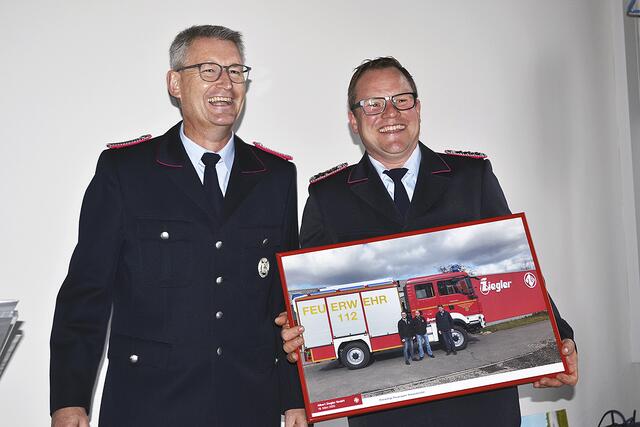 Thomas Brümmer (li.) überreichte seinem Stellvertreter Dirk Dresen ein Bild von der Fahrzeugabholung | Foto: bim
