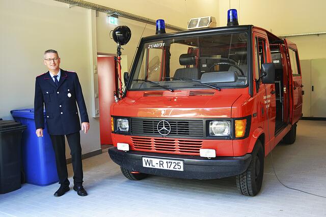 Ortsbrandmeister Thomas Brümmer mit dem alten Feuerwehrfahrzeug | Foto: bim