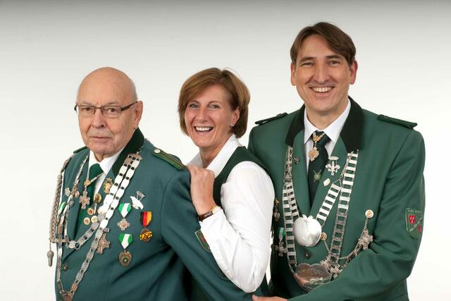  Die "Besten"
vlnr: Spreenkönig Hans-Heinrich Quadt, Beste Dame &amp; Vogelkönigin Petra Paatz, Bester Mann Freihand &amp; Auflage Frank Magnus

 