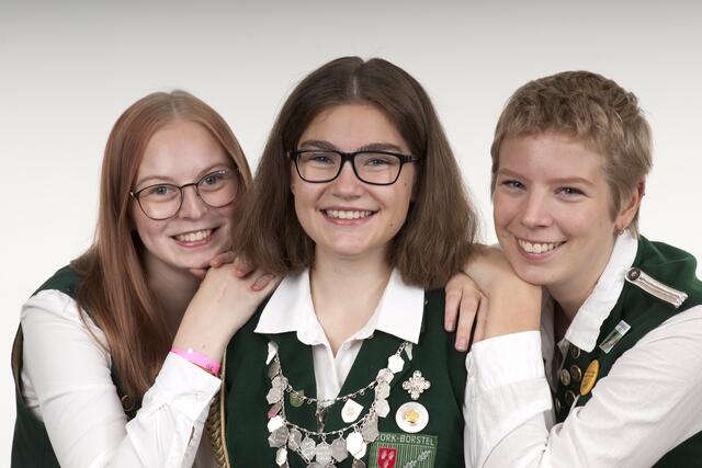 Schützenlieselteam
vlnr: Adjutantin Liv Petersen, Schützenliesel Charisma Garrn, Adjutantin Merle
Petersen