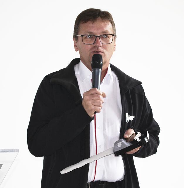 Norbert Blanke von der Firma Ziegler hatte den großen Schlüssel mitgebracht | Foto: bim