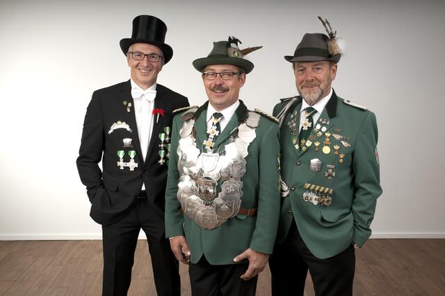 vlnr: Adjutant Rüdiger Markus, Schützenkönig Peter Minners, Adjutant Dieter Holl