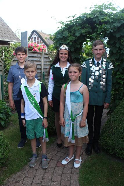 Die Kindermajestäten: (hi. v. li.) Talentnestkönig Lukas Robohm, Kinderkönigin Bea-Marleen Fitschen, Kinderkönig Moritz Recht und vorne Prinz Hannes Kinau und Prinzessin Samira Schirk