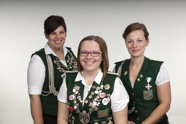 vlnr: Adjutantin Anna-Lena Scheibe, Schützenkönigin Frederike Wawrzyniak, Adjutantin Lena Lechelt