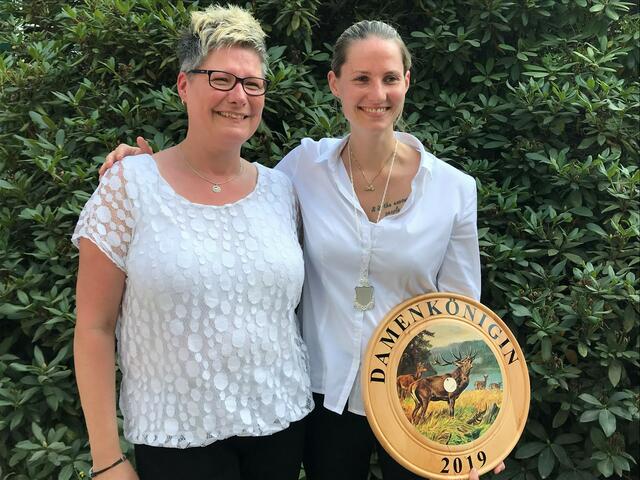 Damenkönigin Ankathrin Hackenbroich (re.) mit ihrer
Adjutantin Anja Hackenbroich | Foto: SV Egestorf