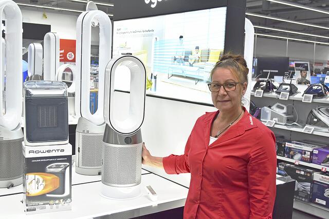 Fachverkäuferin Dilek Doruk bei Media Markt zeigt einen Heizlüfter und einen Lüfter mit Wärmefunktion | Foto: Axel-Holger Haase