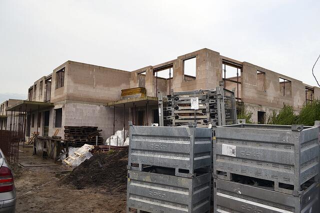Der "Rohbau" im Februar 2023. Das einzige, das vor der Ruine wechselt, ist das davor stehende Material | Foto: bim