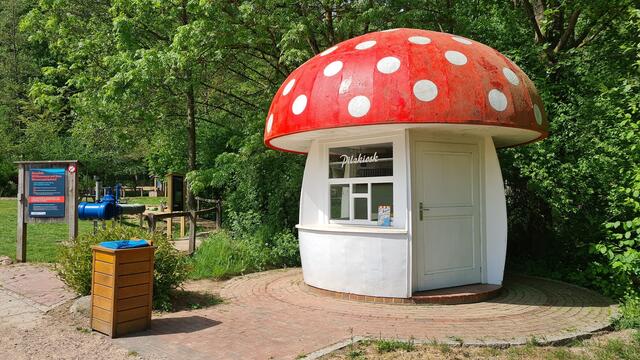 Ein Milchpilz der 1950er-Jahre aus Ingelheim steht im Freilichtmuseum am Kiekeberg in Rosengarten-Ehestorf | Foto: FLMK